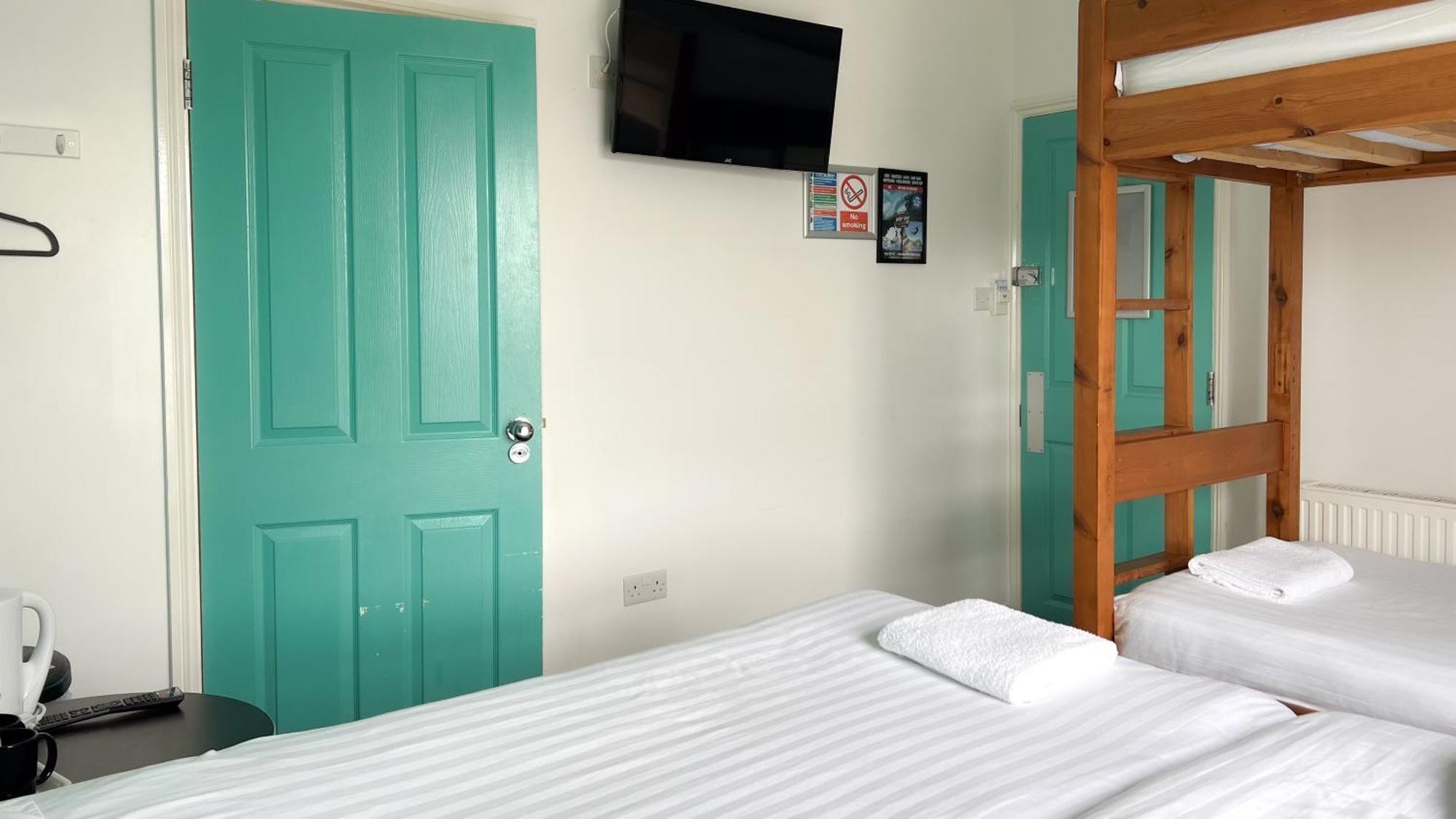 Reef Hotel 2*
